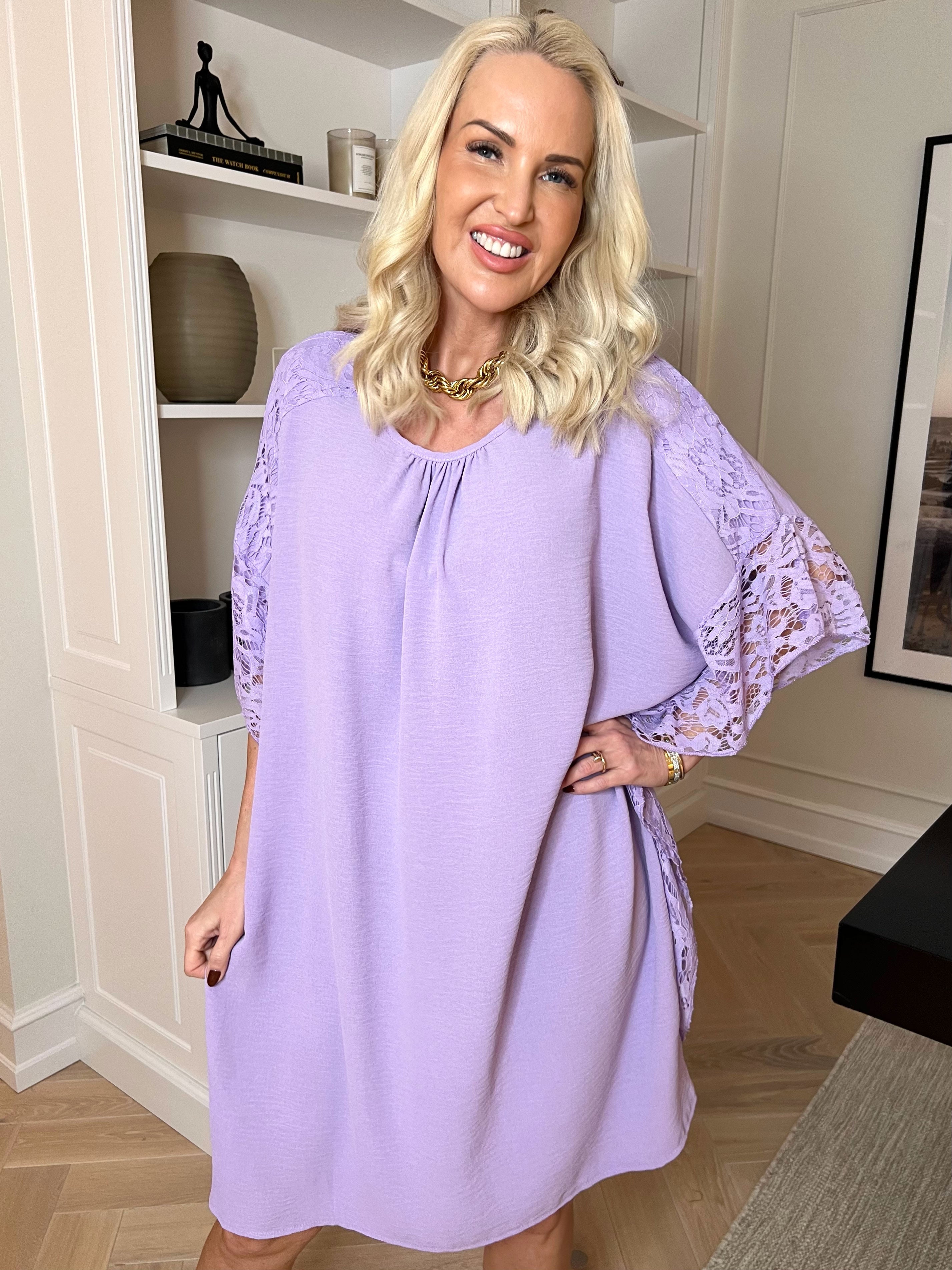 Frazzine - Kjole i løs pasform med blondekant ved ærmerne